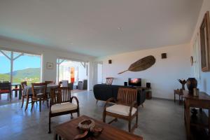 雷松斯德赫雷的住宿－Villa infiniti swimming pool MQAA08，客厅配有沙发、椅子和桌子