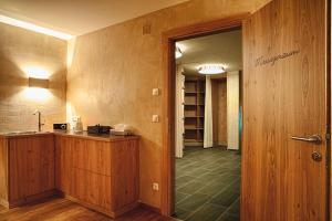 a hallway with a kitchen and a door to a room at Appartements Tschol Martin in Sankt Anton am Arlberg