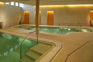 a jacuzzi tub in a hotel room with at Hotel Caesius Thermae & Spa Resort in Bardolino