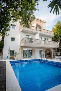 Bazén v ubytování Villa Katarina nebo v jeho okolí