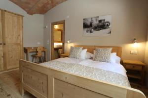 A bed or beds in a room at Agritur Ciastel