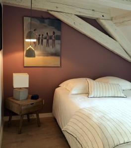 Ένα ή περισσότερα κρεβάτια σε δωμάτιο στο La Cour Sainte Agnès