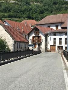 una calle en una ciudad con casas y un puente en Casa Rural Teodoro Barrio, en Aribe