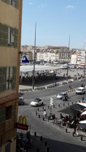 een uitzicht op een stad met auto's geparkeerd op een parkeerplaats bij Le Pytheas Vieux Port Marseille in Marseille