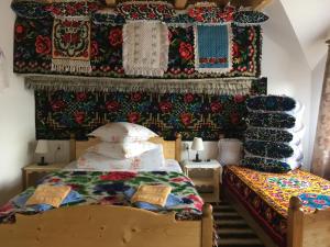 a bedroom with a bed and a patterned wall at Sub Creasta Cocosului in Breb