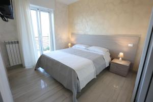 1 dormitorio con cama grande y ventana grande en Vista beb mare, en Manfredonia