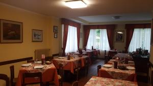 A restaurant or other place to eat at Albergo Bellaria