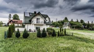 a house in a field with a bunch of trees at WILLA BORONIÓWKA Falsztyn nad Jeziorem Czorsztyńskim in Falsztyn