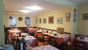 A restaurant or other place to eat at Albergo Bellaria