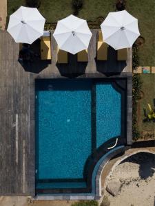 an overhead view of a swimming pool with umbrellas at Lembongan Seaview in Nusa Lembongan