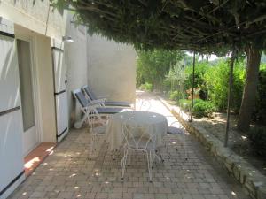 un tavolo e sedie seduti su un patio di Le Grand Barsan a Vaison-la-Romaine