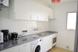 cocina con fregadero y lavadora en Apartamento Marina, en Salou
