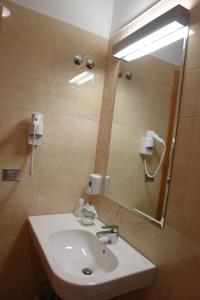 Koupelna v ubytování Hotel Corona