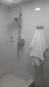 モスクワにあるРИсторияのバスルーム(シャワー、タオル付)