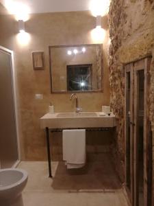 La salle de bains est pourvue d'un lavabo, d'un miroir et de toilettes. dans l'établissement Don Minzoni, à Nardò