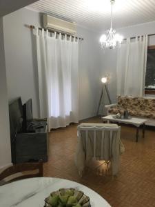 a living room with a table and a couch at Villa Ermilia in Kerveli