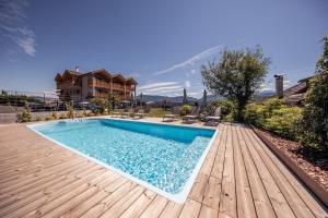 Piscina de la sau aproape de Hotel Torgglhof