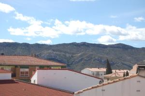 vistas a una ciudad con montañas en el fondo en Hotel Balfagón, en Calanda