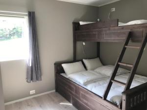 Poschodová posteľ alebo postele v izbe v ubytovaní Olden Fjord Apartments