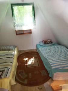 Giường trong phòng chung tại Domek nad jeziorem