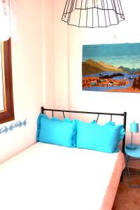 Postel nebo postele na pokoji v ubytování Siviri Apartment in Blu + 20 fotografií