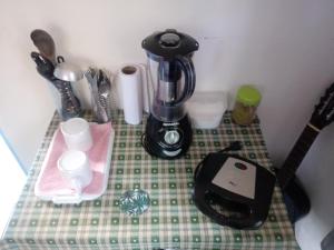 un bancone con frullatore e altri utensili da cucina di Blue House a Fernando de Noronha