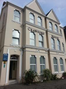 um edifício com as palavras Crawford House sobre ele em Crawford House- ScholarLee Living Apartments em Cork