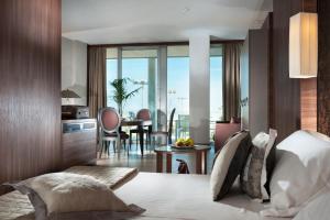 Część wypoczynkowa w obiekcie Waldorf Suite Hotel