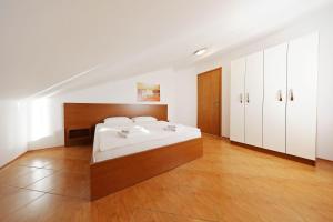 Postel nebo postele na pokoji v ubytování Apartmani "Jadran"