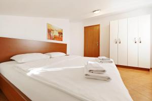 Postel nebo postele na pokoji v ubytování Apartmani "Jadran"