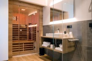 un bagno con lavandino e doccia di Patrix Hotel, Restaurant, Bar a Frankenburg