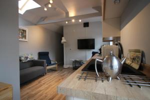 uma sala de estar com uma cozinha com uma placa de fogão em 2 Fox Studios em Much Wenlock