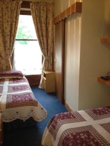 Tempat tidur dalam kamar di Ballyglass Country House