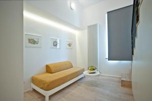 西恩納的住宿－La Barriera di San Lorenzo - Dimora Storica，客厅配有椅子和大窗户