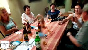 Un groupe de personnes assises autour d'une table avec des bouteilles dans l'établissement City Centre Lodge, à Anurâdhapura