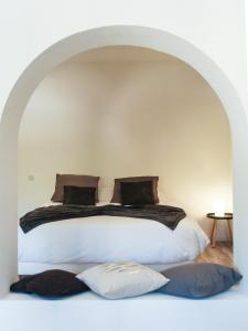 ジェムノにあるVilla St Angeのベッドルーム1室(白いベッド1台、アーチ型のベッド付)
