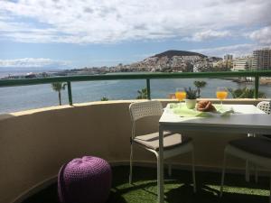 ロス・クリスティアーノスにあるAmazing View in Los Cristianosのテーブルと椅子、海の景色を望むバルコニー