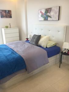 ロス・クリスティアーノスにあるAmazing View in Los Cristianosのベッドルーム1室(青いシーツと枕のベッド1台付)