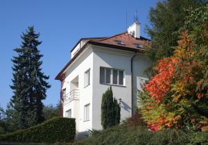 ein weißes Haus mit rotem Dach in der Unterkunft Pension Filip in Prag