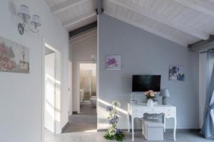 sala de estar con mesa blanca y TV en DUSSAIGA - La casa di Rina en Dolceacqua