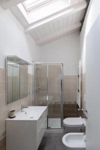 ein Bad mit einem Waschbecken, einer Dusche und einem WC in der Unterkunft DUSSAIGA - La casa di Rina in Dolceacqua