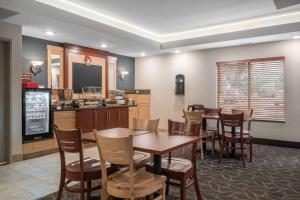 A restaurant or other place to eat at AmericInn by Wyndham Windom