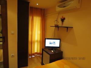 A television and/or entertainment centre at Family Hotel Lebed