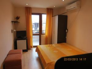 A television and/or entertainment centre at Family Hotel Lebed