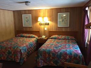 Кровать или кровати в номере Elmwood Motor Lodge