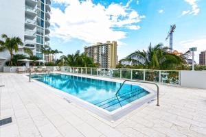 Piscina de la sau aproape de Departamento en Tiffany House Fort Lauderdale beach Miami