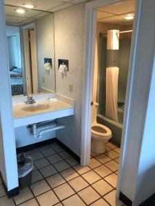 大洋城的住宿－Beachcomber Motel，一间带水槽和卫生间的浴室
