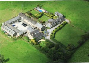 HolbetonにあるThe Grange Accommodation, Waye Farm, Ermington, Devonの田舎の古邸の空見