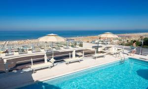 Basen w obiekcie Waldorf Suite Hotel lub w pobliżu