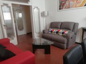 佛羅倫斯的住宿－Silver Sword Suite，带沙发和玻璃桌的客厅
